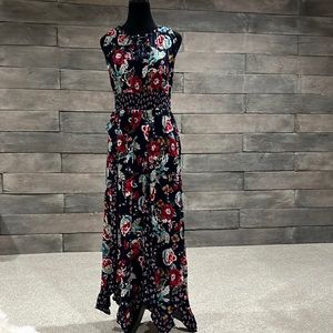 Cute floral summer dress in a maxi style. Sleeveless with tie neckline.